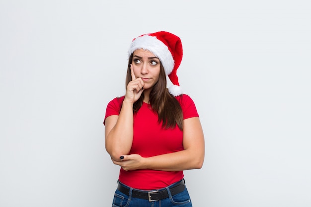 Jovem mulher bonita com chapéu de papai noel. conceito de natal Foto Premium