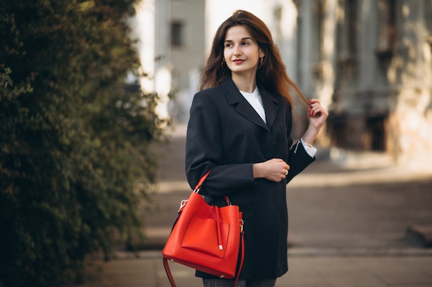 Jovem mulher bonita com roupa elegante em uma rua de outono | Foto Grátis