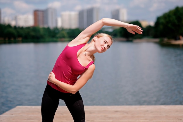 Jovem Mulher Desportiva Fazendo Esportes Ao Ar Livre Exercícios De Fitness Foto Premium 6230