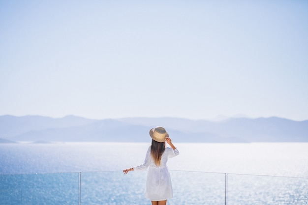 Jovem, mulher, ficar, costas, olhar, mar Foto gratuita