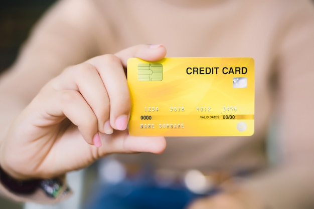 Jovem Mulher Segurando O Cartão De Crédito Compras On Line Ou Pagando O Conceito Foto Premium 0526