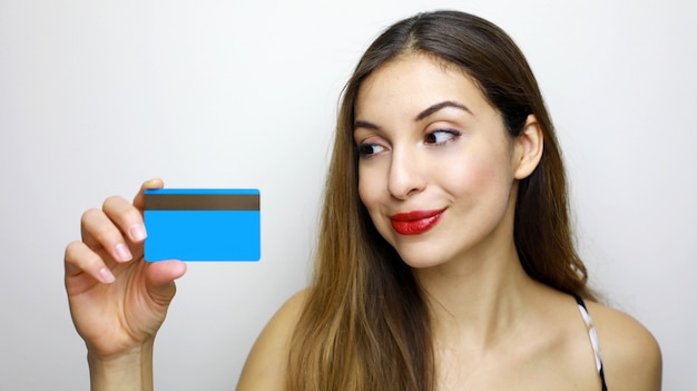 Jovem Mulher Sorridente Segurando Um Cartão De Crédito E Olhando Para Ele Foto Premium 3889