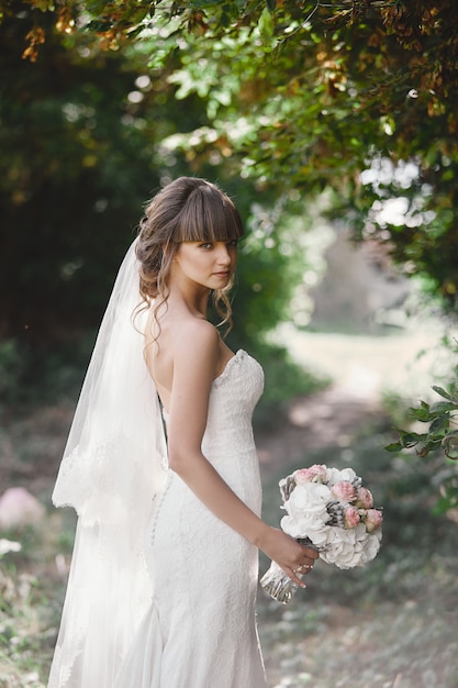 Jovem Noiva Linda Em Um Vestido Elegante Est De P No Campo Perto Da