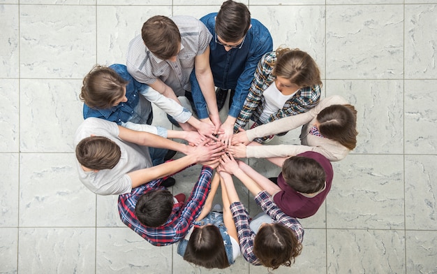 Jovens com as mãos juntas em um círculo. Foto Premium