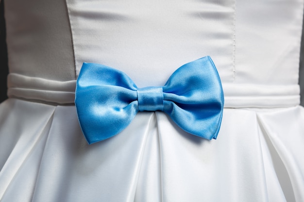 vestido branco com laço azul