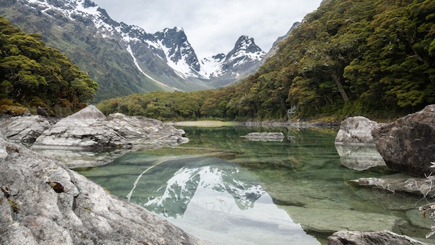 Lago Alpino Intocado Refletindo O Ambiente Circundante Filmado Na Trilha De Routeburn Na Nova