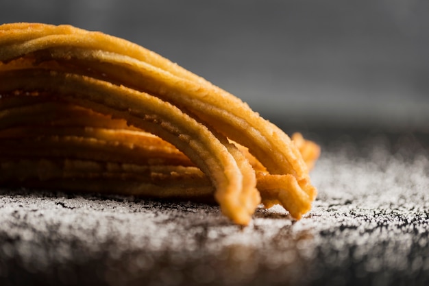 Lanche espanhol de churros com vista frontal de açúcar Foto gratuita