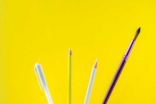 Lápis coloridos em um fundo amarelo com espaço para texto. Foto Premium