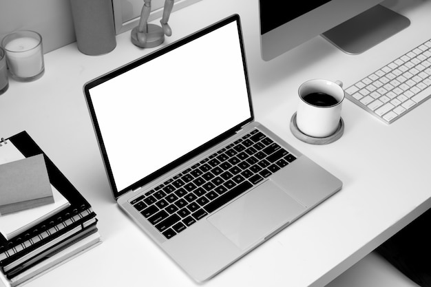Laptop mock-se com material de escritório no espaço de trabalho de escritório Foto Premium