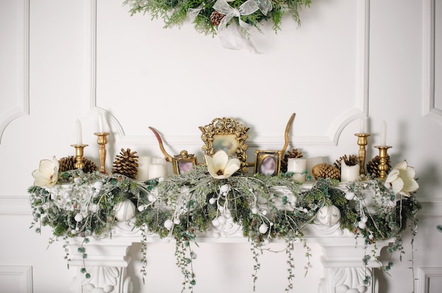 Lareira decorada com decorações de natal Foto Premium