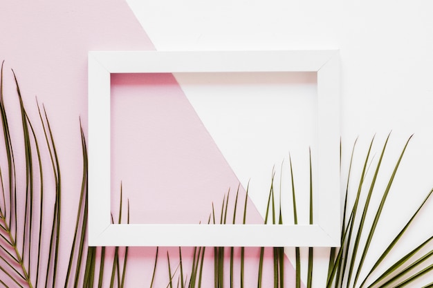 Lay plana de quadro com decoração de folhas Foto gratuita