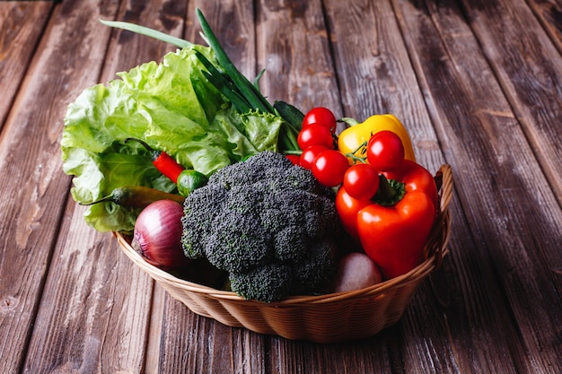 Legumes frescos e hortaliças, vida saudável e comida. brócolis, pimenta, tomate cereja, pimentão Foto gratuita