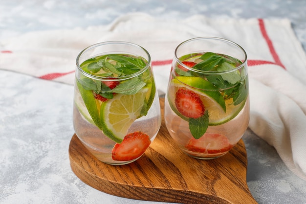 Limão fresco, morango e menta com infusão de água, coquetel, bebida de desintoxicação, limonada. bebidas de verão. conceito de cuidados de saúde. Foto gratuita