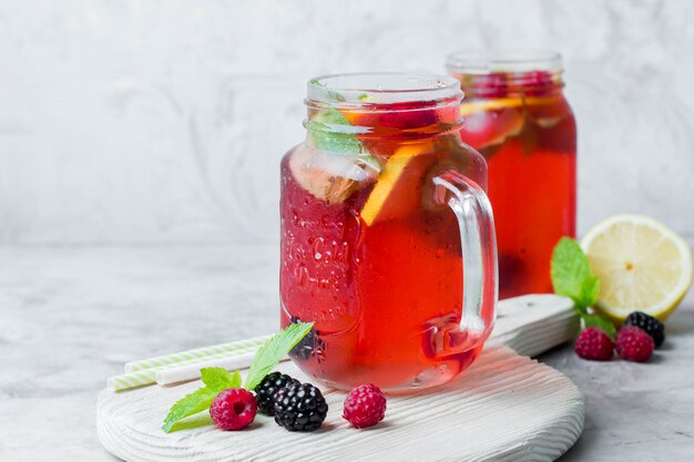Limonada com framboesa e amora com limão, hortelã no frasco de pedreiro. Foto Premium