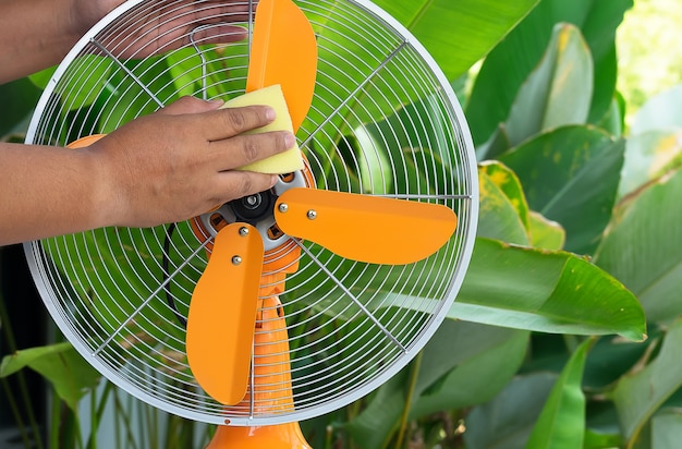 Limpeza de ventilador elétrico, trabalho doméstico | Foto Premium