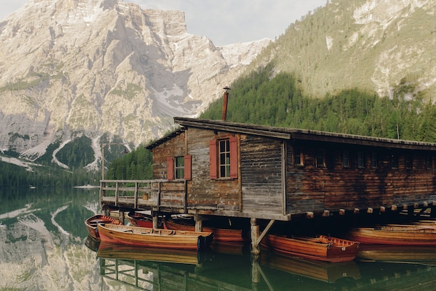 Linda Casa De Madeira Beira Do Lago Em Algum Lugar Nas Dolomitas