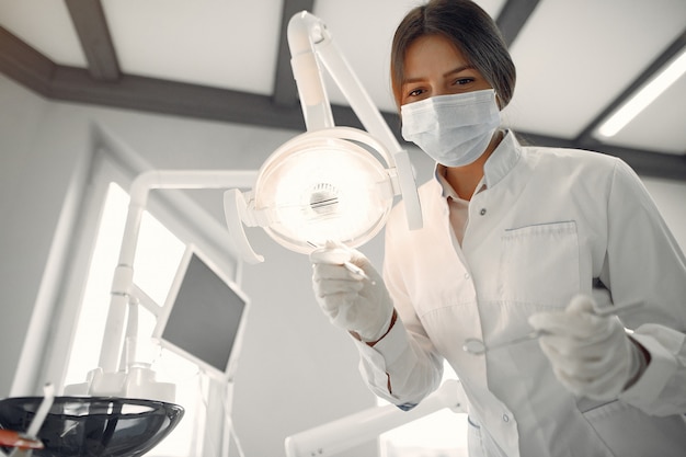 Linda dentista trabalhando em uma clínica odontológica | Foto Grátis