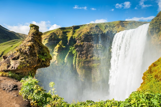 Linda e famosa cachoeira skogafoss sul da islândia Foto Premium