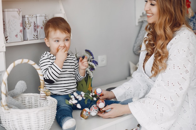 Linda mãe com filho pequeno em uma cozinha Foto gratuita