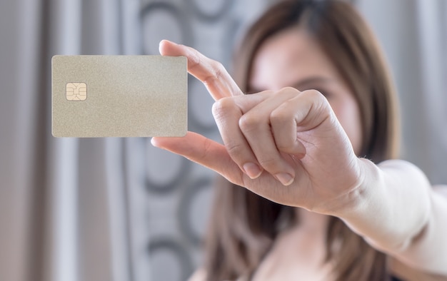 Linda Mulher Asiática Segurando O Cartão De Crédito Em Branco Dourado Foto Premium 0749