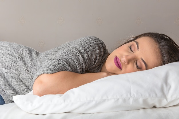 Resultado de imagem para PESSOA ORANDO COM TRAVESSEIRO