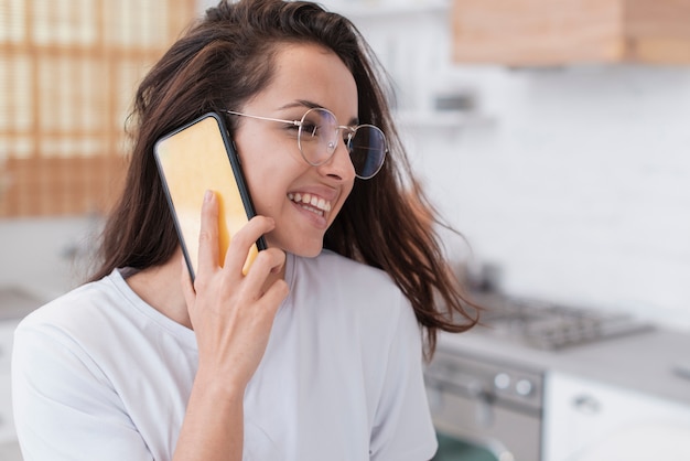 Linda Mulher Falando Ao Telefone Foto Grátis 8664