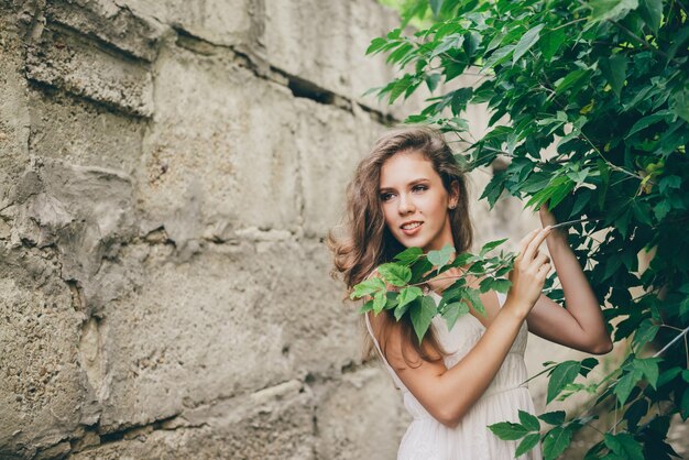 vestido branco com folhas verdes