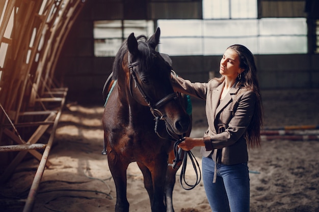 Linda mulher passar tempo com um cavalo Foto gratuita