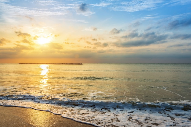 Lindo Amanhecer De Manh Cedo Sobre O Mar O Horizonte Na Praia De Hat