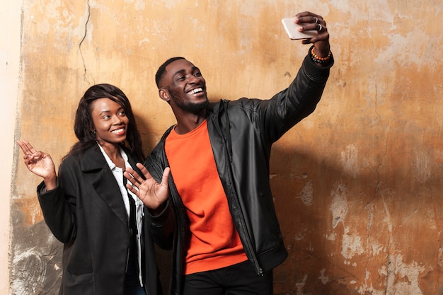 Lindo Casal Afro Americano Tomando Selfie Foto Grátis 