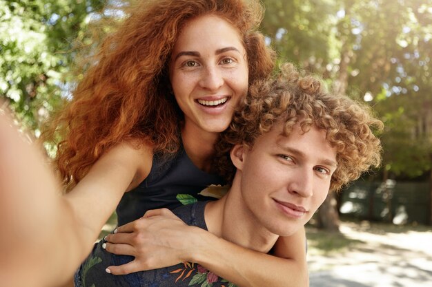 Lindo Casal Apaixonado Se Divertindo No Parque Verde Tirando Uma Selfie Foto Grátis 