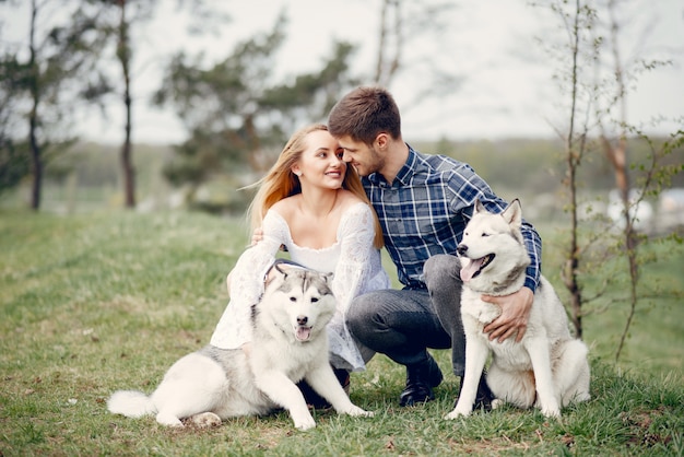 Lindo casal em uma floresta de verão com um cachorro Foto gratuita