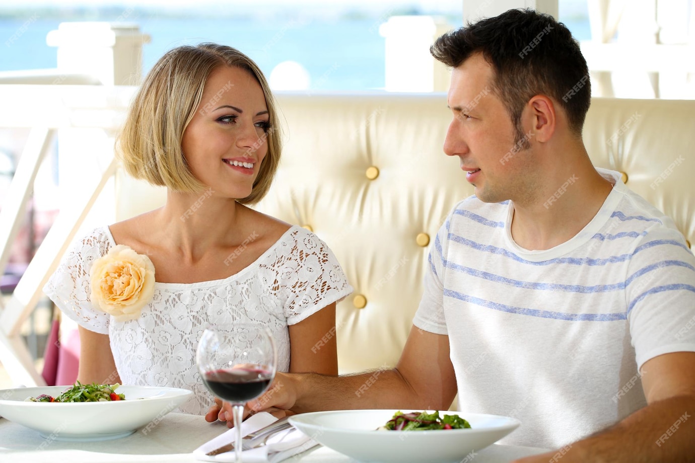 Lindo Casal Jantando Romântico Em Restaurante Foto Premium 