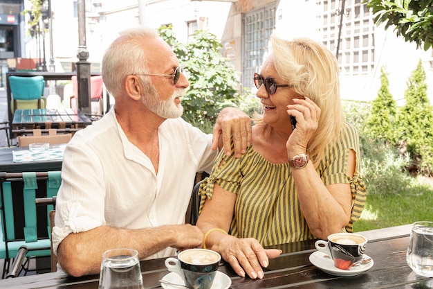 Lindo casal olhando um ao outro por uma mesa Foto gratuita