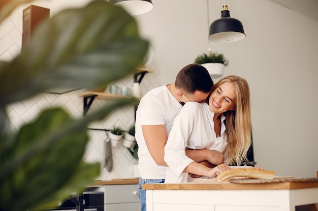 Lindo casal preparar comida em uma cozinha Foto gratuita