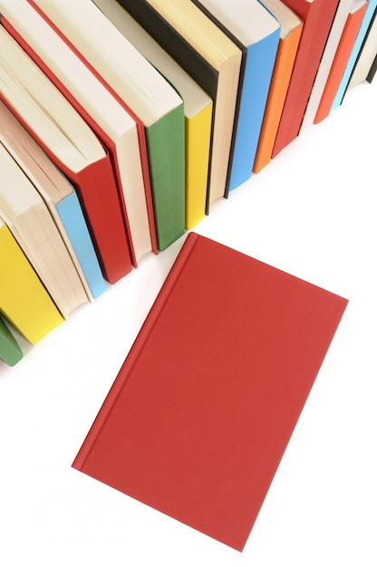 Download Livro vermelho liso com linha de livros coloridos contra ...