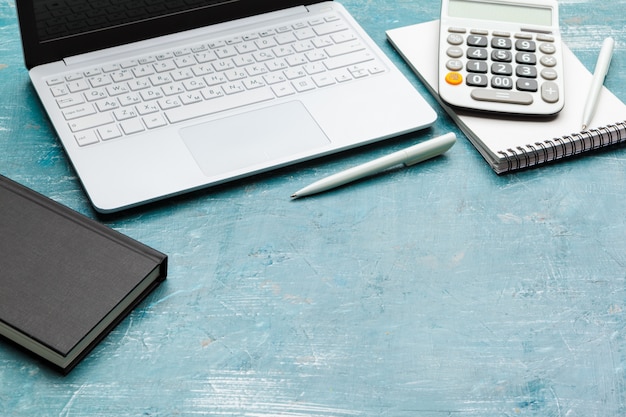 Local de trabalho com notebooks, laptop, calculadora e caneta Foto Premium