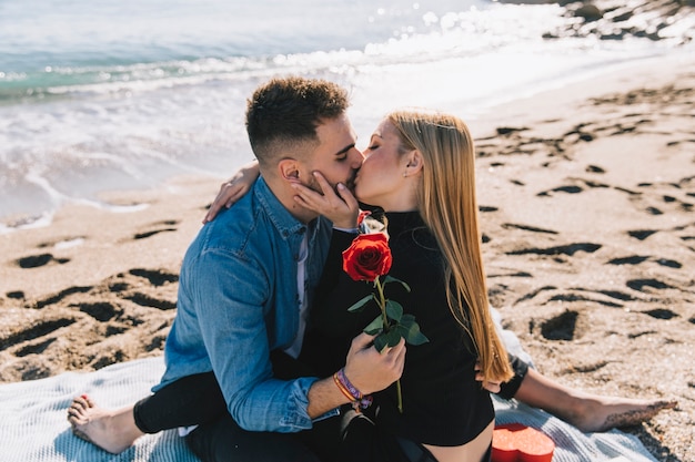 Loving pessoas se beijando na praia | Foto Grátis