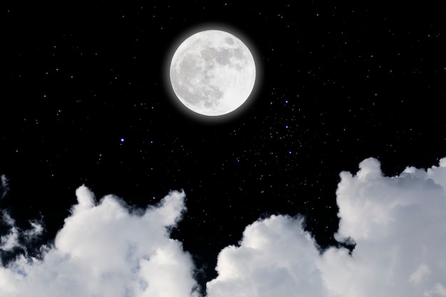 Lua cheia com fundo estrelado e das nuvens. noite escura. Foto Premium