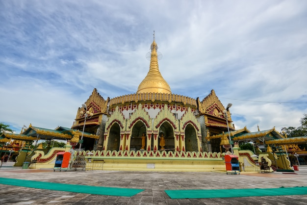 Lugar famoso do pagode de kaba aye em yangon, myanmar com o céu azul claro. Foto Premium