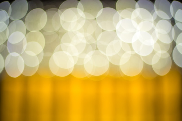 Luzes borradas com efeito bokeh fundo dourado Foto Premium