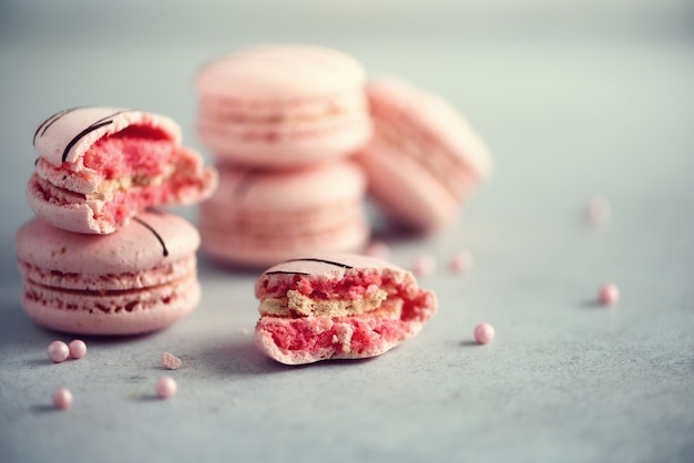 Macaroons franceses cor-de-rosa. macarons das cores pastel com espaço da cópia, vista superior. feriados e celebrações conceito. presente doce para mulher, menina Foto Premium