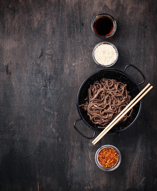 Macarrão asiático soba com vários curativos Foto Premium