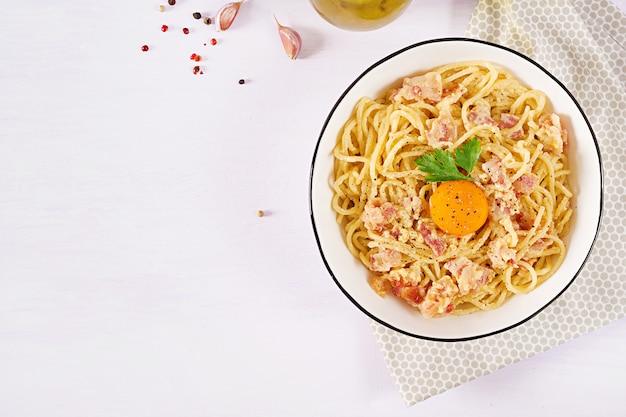 Macarrão caseiro de carbonara clássico com pancetta, ovo, queijo parmesão duro e molho de natas. Foto gratuita