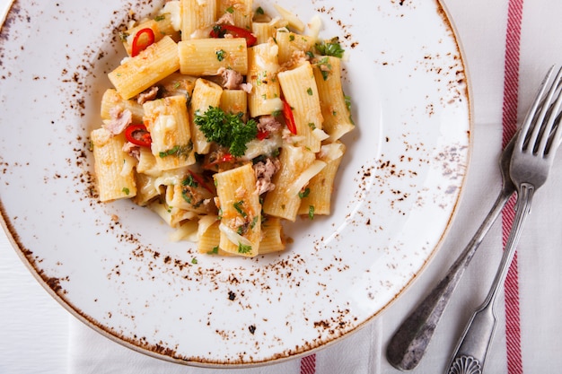 Macarrão com atum, pimenta e salsa Foto Premium