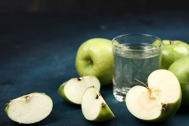 Maçãs Verdes Inteiras E Fatiadas Com Um Copo De Suco De Maçã Foto Grátis 4333