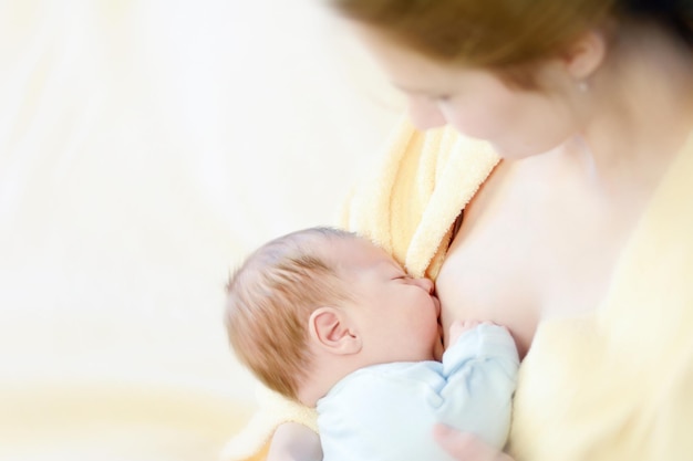 Mãe Amamentando Seu Bebê Conceito De Estilo De Vida Saudável Foto Premium 