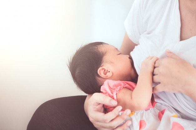 Mãe Amamentando Seu Bebê Recém Nascido Foto Premium 