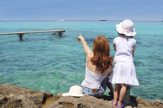 Mãe ans filha turista formentera turquesa Foto Premium