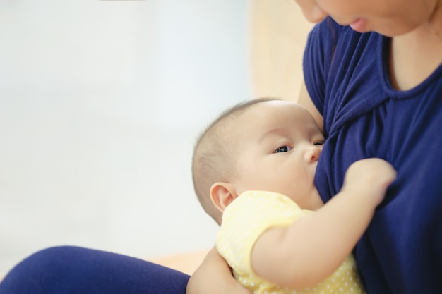 Mãe Asiática Segurando E Amamentando Seu Bebê Foto Premium 